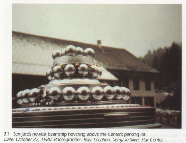Tập tin:Quetzal's ship in front of the FIGU center.jpg