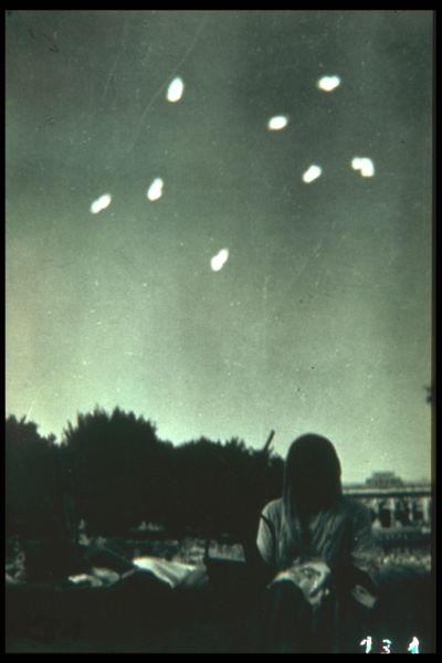 Tập tin:8 Clear UFOs India.jpg