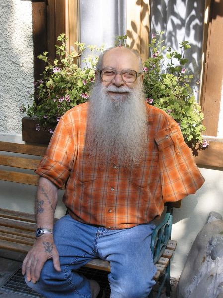 Tập tin:Billy outside on bench.jpg