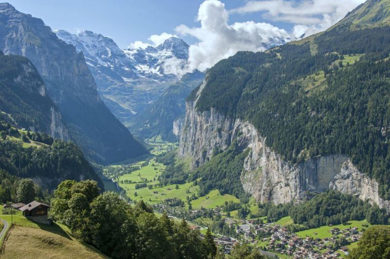 Tập tin:Lauterbrunnen Valley Switzerland.jpg